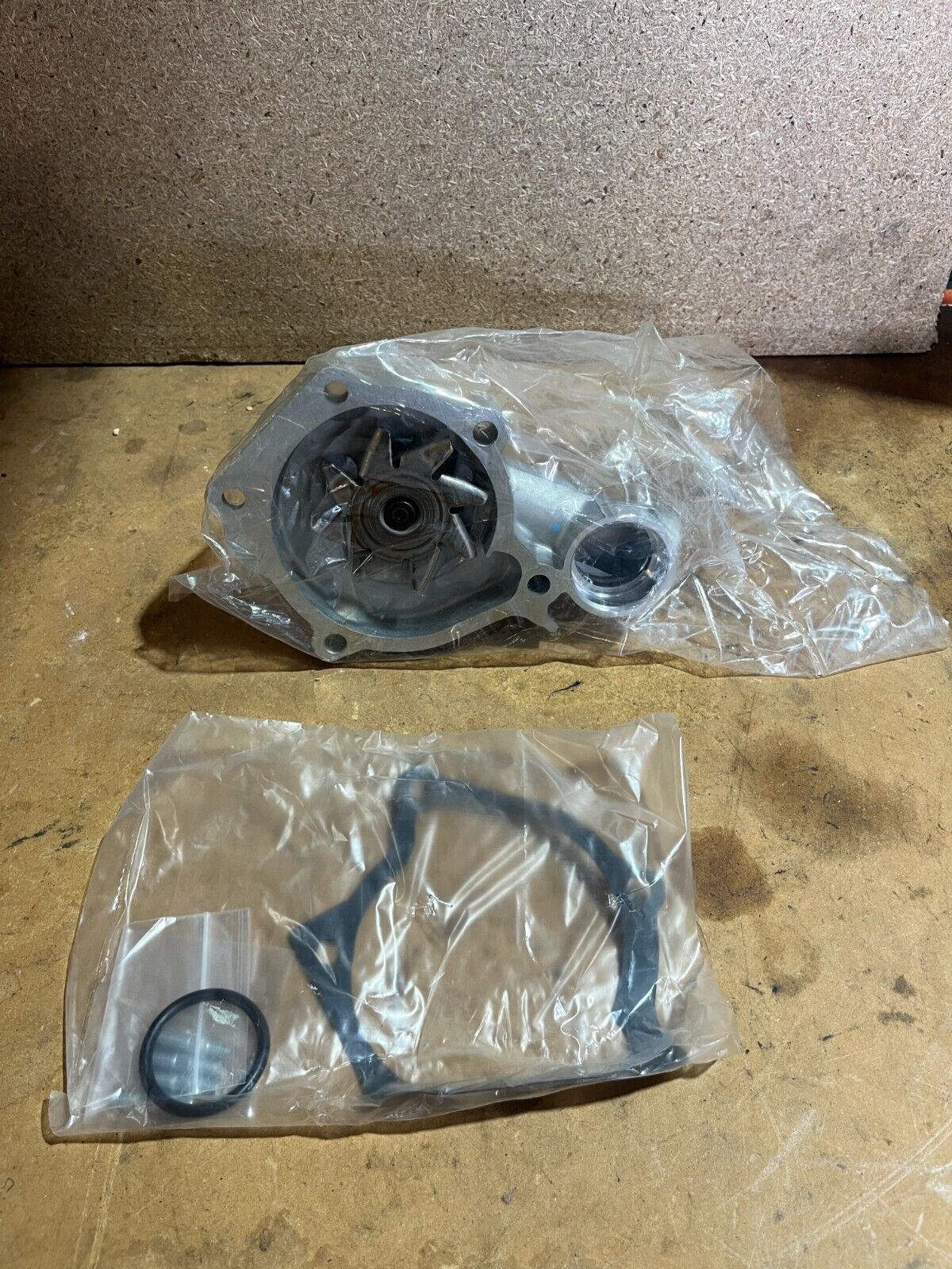 MITSUBISHI TRITON 4G64 WATER PUMP NEW