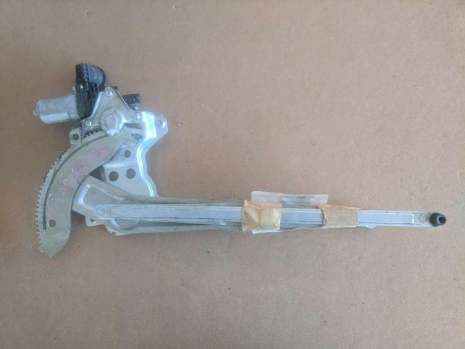 2008 SUZUKI SWIFT FRONT RIGHT WINDOW REGULATOR AND POWER WINDOW MOTOR